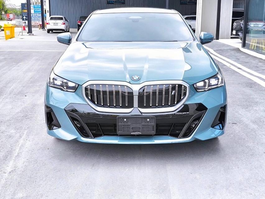 รหัสรถ KPV53 2024 BMW i5 eDrive40 M SPORT สีพิเศษ Cape York Green Metallic 2