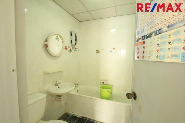 ทาวน์เฮ้าส์สุชาเพชรเกษม112 หนองแขมสาย4 ต่อเติมแล้ว 3ชั้น 18.2วา ใกล้มหาวิทยาลัยธนบุรี เดอะมอลล์บางแค บ้านสภาพดี โครงสร้างแข็งแรง ราคา 1.79ล้านบาท 18