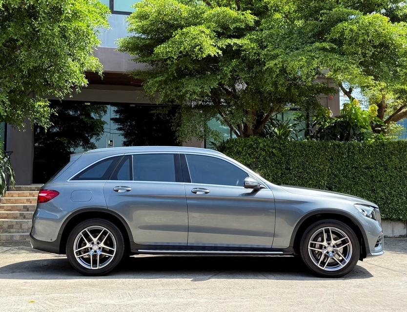 2017 BENZ GLC 250D AMG รถมือเดียวออกป้ายแดง รถวิ่งน้อย เข้าศูนย์ทุกระยะ ไม่เคยมีอุบัติเหตุครับ