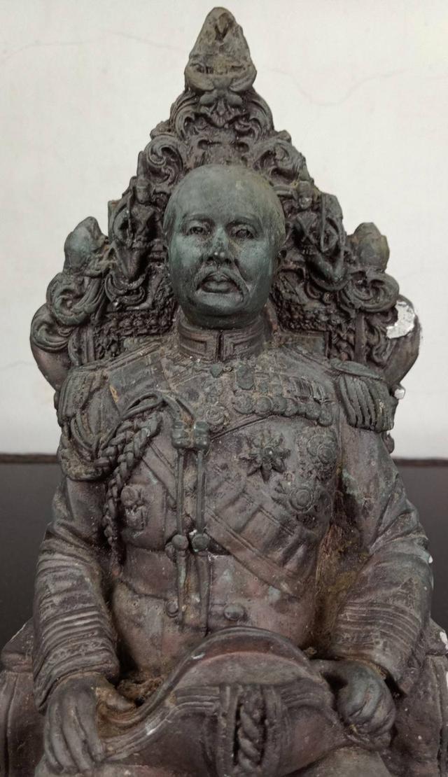 581.พระบรมรูปหล่อในหลวงรัชกาลที่ 5 พระบาทสมเด็จพระปรมินทรมหาจุฬาลงกรณ์ พระจุลจอมเกล้าเจ้าอยู่หัว ทรงประทับนั่งบัลลังก์ รูปย่อยที่ 3