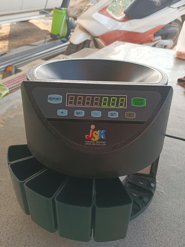 เครื่องนับและคัดแยกเหรียญ JSK ‎แสดงผลแบบดิจิทัลที่มีความแม่นยำสูง ‎สามารถนับและคัดแยกเหรียญไทยขนาด 0.25, 0.50, 1, 2, 5 และ 10 บาทได้ ‎