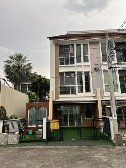 ขายทาวน์โฮม 3 ชั้น หลังมุม ติดสโมสร บ้านกลางเมือง เออร์บาเนี่ยน ศรีนครินทร์ 46-1 แถมบ้านน็อคดาวน์คอนเทนเนอร์บิ้วอิน 2 ตู 1