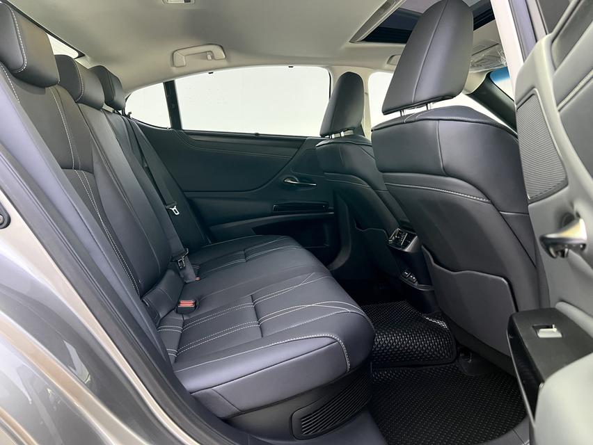 Lexus ES 300h Grand Luxury 2024 9