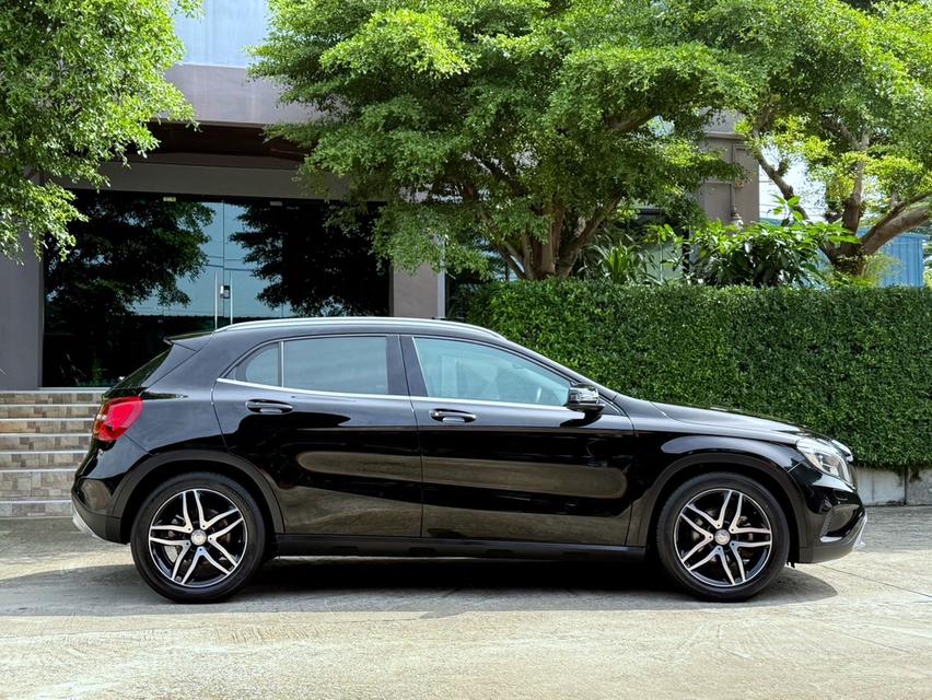 2016 BENZ GLA 200 รถมือเดียวออกป้ายแดง วิ่งน้อยเพียง 80,000 กม รถเข้าศูนย์ตรงระยะ ไม่มีอุบัติเหตุครับ