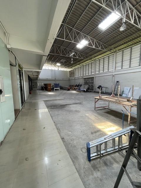 ให้เช่าโกดังขนาดใหญ่พร้อมออฟฟิศ บนเนื้อที่ 200 ตรว. ซอยบางนาตราด 32 ไฟฟ้า 3 เฟส เหมาะสำหรับทุกประเภทธุรกิจ ใกล้เซ็นทรัลบ 4