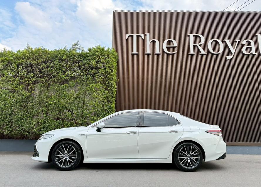 TOYOTA CAMRY 2.5 HEV Premium MNC Sunroof ปี23 สีขาวมุก สวยสุดในรุ่น มือเดียว สภาพป้ายแดง
