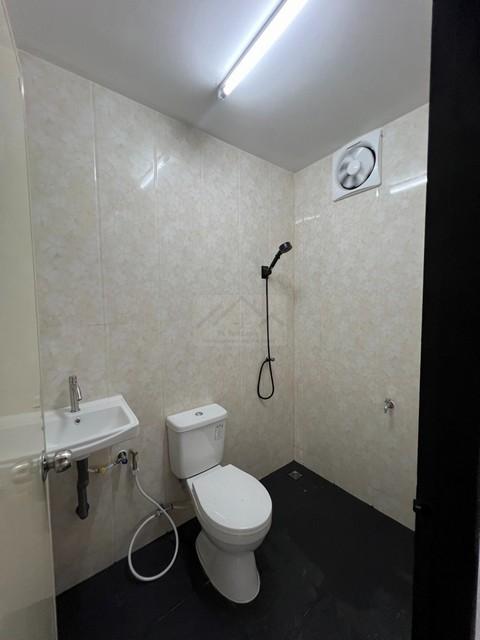 ให้เช่าโกดังพร้อมออฟฟิศ 2 ชั้น พื้นที่รวม 332 ตรม. ริมซอยธารทอง เลียบคลองสี่ หลังตลาด AC ลำลูกกา 6