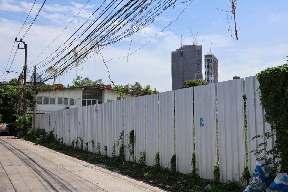 Land for sale, size 533 square wah, width 40 meters, accessible via Thian Ruam Mit Road. Can be entered via Rama 9 Road. Contact (+66) 89 499 5696  1