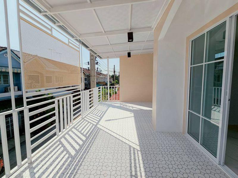 หมู่บ้านบัวทองธานีพาร์ค  (ตรงข้ามสมบัติบุรี) นนทบุรีทาวน์เฮาส์ 2 ชั้น หลังมุมใน  มีพื้นที่ระเบียงนั่งพักผ่อนหรือจัดสวนเล็กๆ ได้ ตกแต่งใหม่พร้อมอยู่ 17