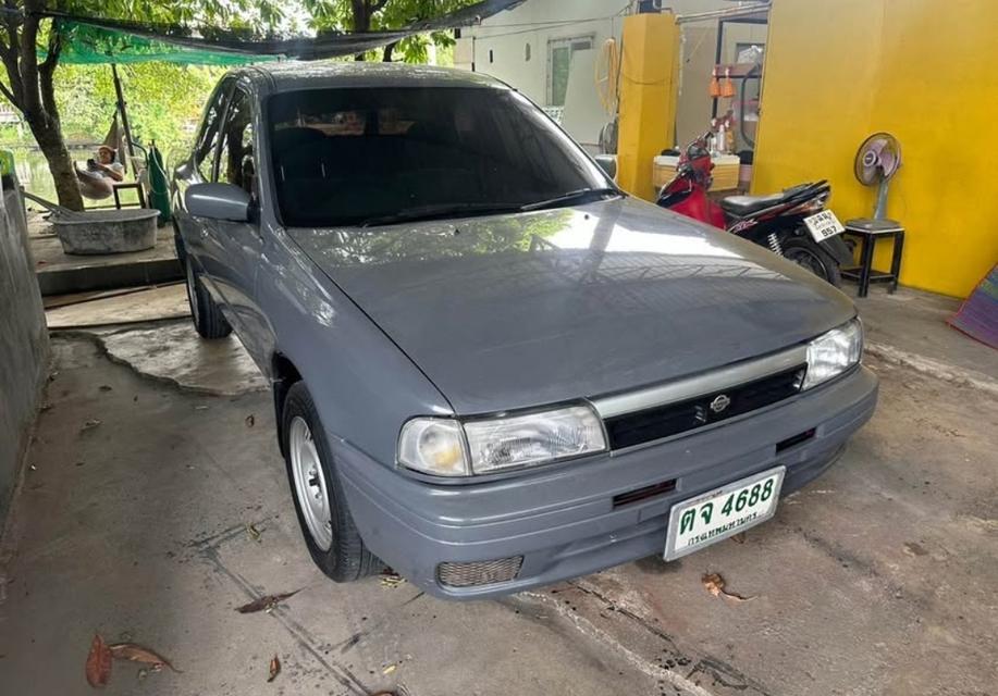 Nissan NV สีเทา