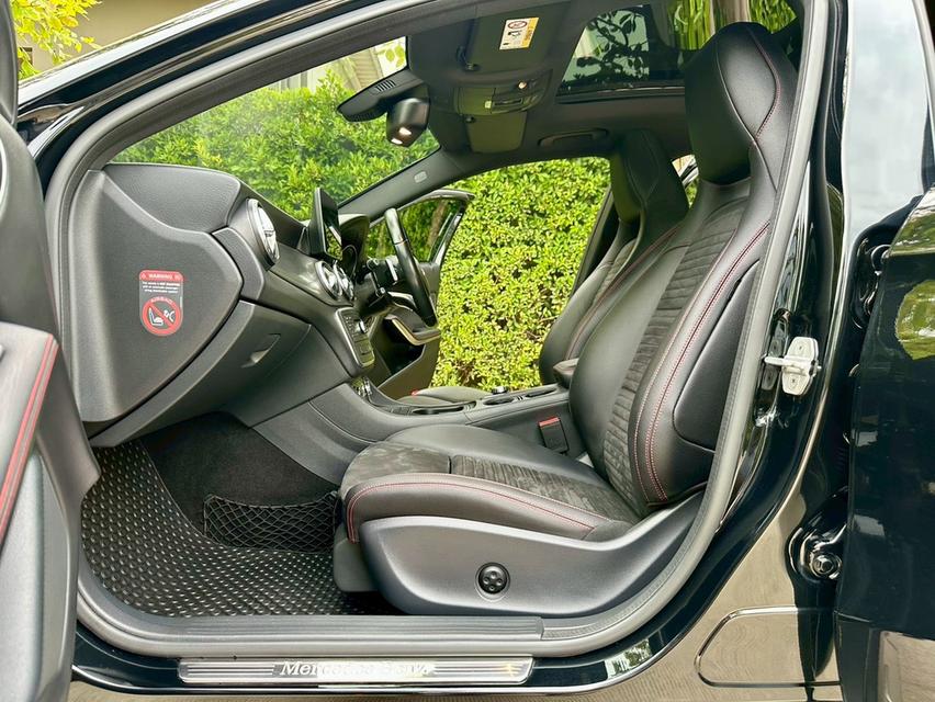 BENZ GLA250 AMG Dynamic 2017จด18 รถบ้านมือเดียวป้ายแดง สีเดิมทั้งคัน เข้าศูนย์ตลอด ใบเสร็จครบทุกระยะ 14