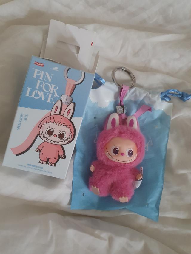 Labubu pin of love ping