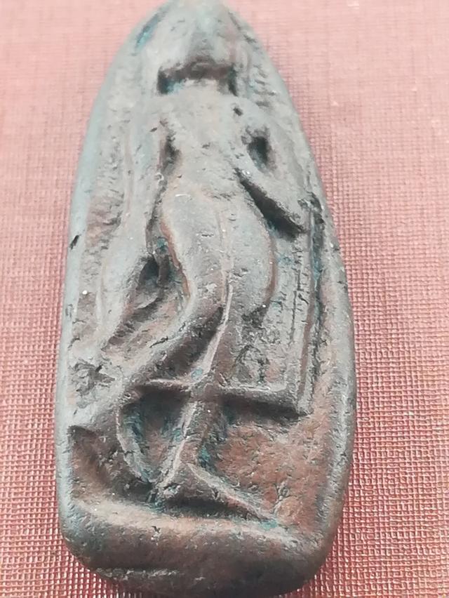 พระกำแพงบิด หรือ พระกำแพงลีลาเหิร เนื้อดินเผา กรุเจดีย์กลาง ทุ่งเศรษฐี (นครชุม) กำแพงเพชร 7