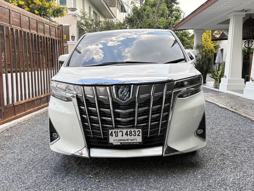 สวยจัด สภาพป้ายแดง! รถบ้านมือเดียว ไมล์น้อย 10,xxx กม. เจ้าของขายเอง  Toyota ALPHARD 30 Hybrid X E-four สีขาว ปี 2023 รูปที่ 3
