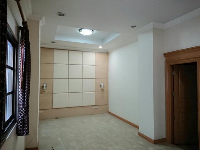 ขายบ้านเดี่ยว 3 ชั้น หมู่บ้าน ป.ธนานิเวศน์ ถนนเสนานิคม 1 ซอย 28 ขนาดที่ดิน 215 ตรว. บ้านต้องรีโนเวท 14