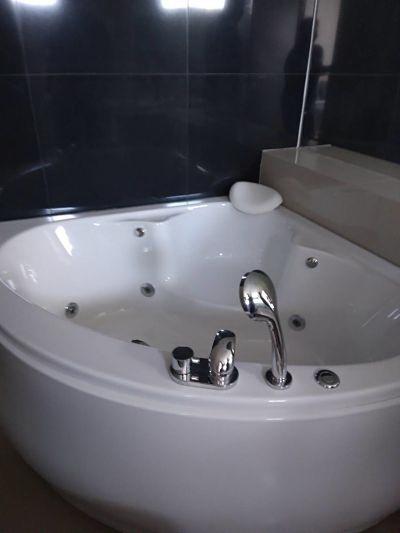 ให้เช่าคอนโดหรูสไตล์วิวล่า สองขนาด 100-200 ตรม. 2 ห้องนอนและ 2 ห้องน้ำ, จากุซซี่ ใกล้บิ๊กซีเอกมัย 7