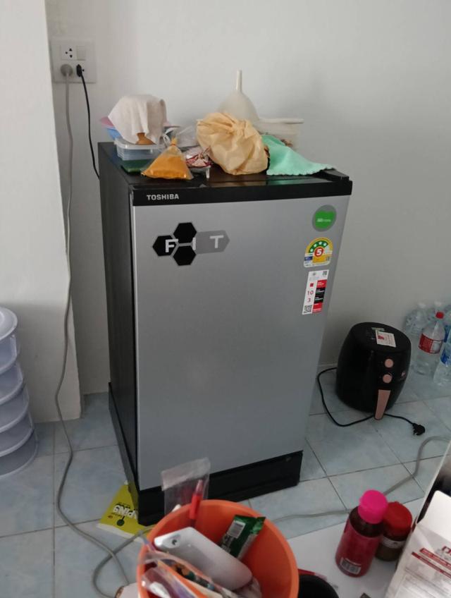 ตู้เย็นToshiba (โตชิบา) รุ่น GR-D149MS ซึ่งเป็นตู้เย็น 1 ประตู ขนาด 5.2 คิว (ความจุประมาณ 145.9 ลิตร)