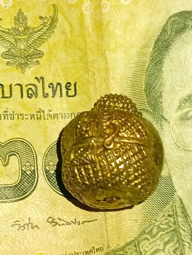 หลวงปู่คำพันโฆษปันโย  เป็นล็อตเดียวกับ Nak Geow 2545 ที่ราคาแพงมาก ผลิตเพียง 600 ชิ้นเท่านั้นเช่นกัน  เชื่อกันว่าพระนางเกวประทานความมั่งคั่ง แต่พระน รูปที่ 3