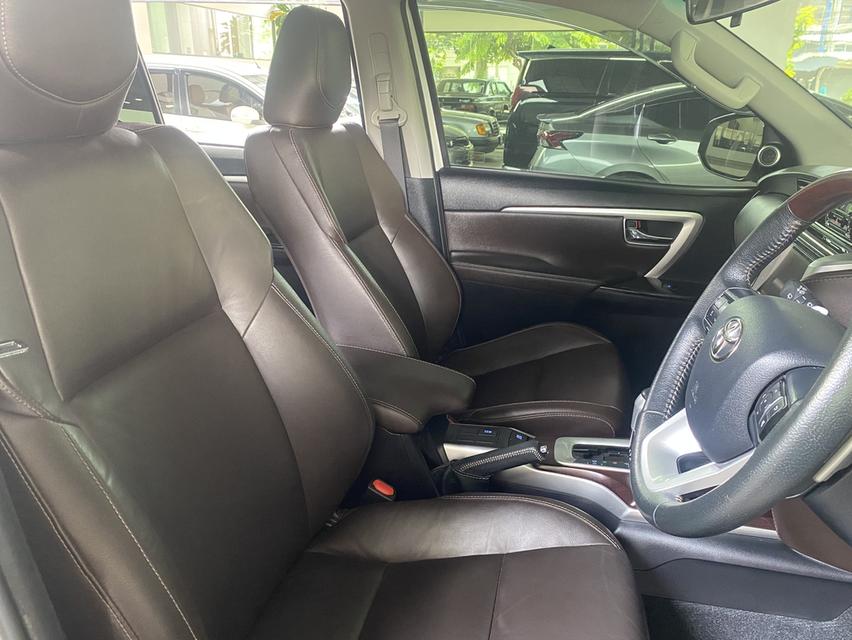 Toyota Fortuner  12