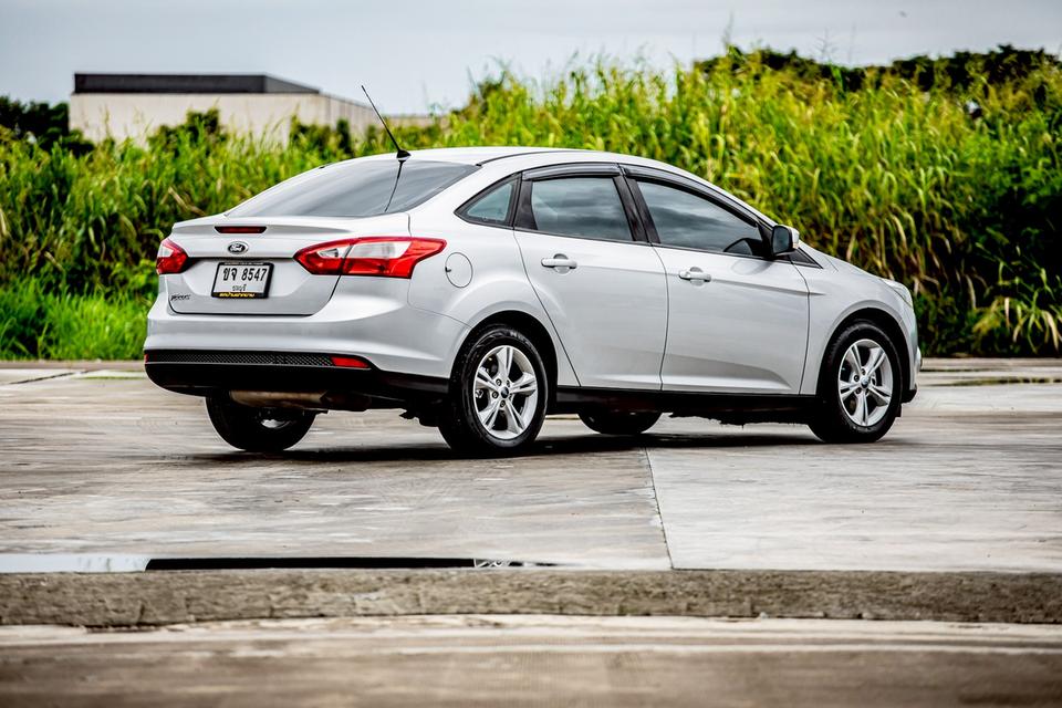 Ford focus 1.6 Sedan ปี 2012 สีเทา  5