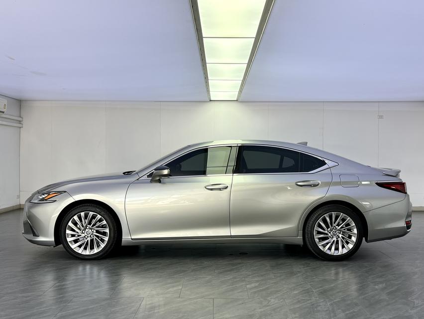 Lexus ES 300h Grand Luxury 2024 5