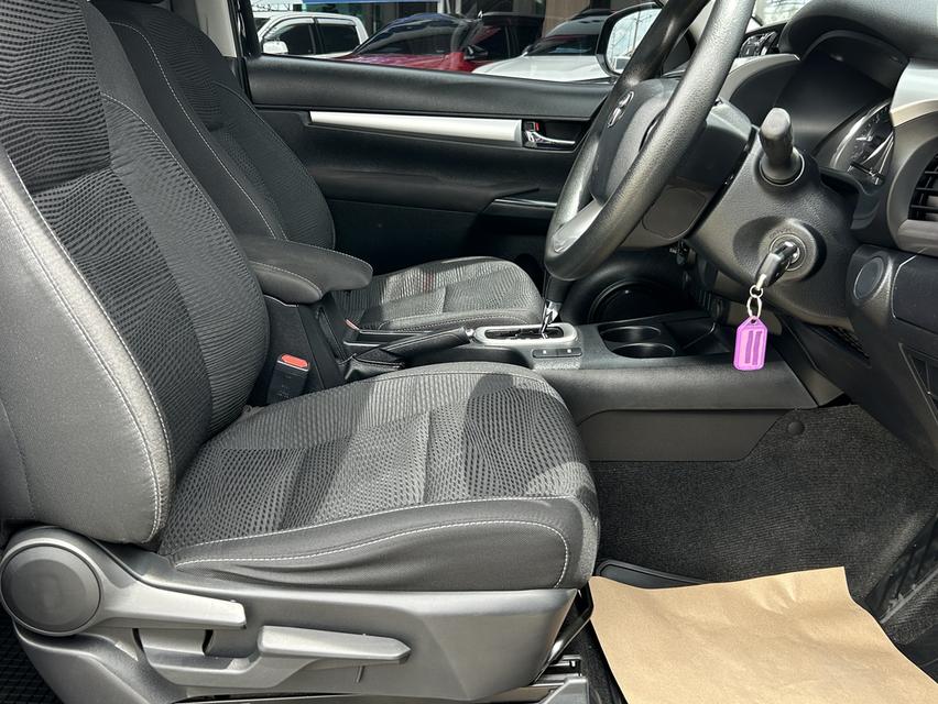 Toyota Hilux Revo 2.4 Entry Smart Cab Prerunner AT ปี 2021  ผ่อน 8,957 บาท รูปที่ 2