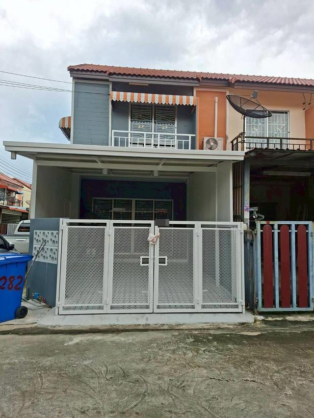 ขายด่วนทาวน์เฮ้าส์ 2 ชั้น บ้านหลังมุม หมู่บ้านชายคลอง ซอยคิงคองบางบ่อ พร้อมอยู่ (N.1876)