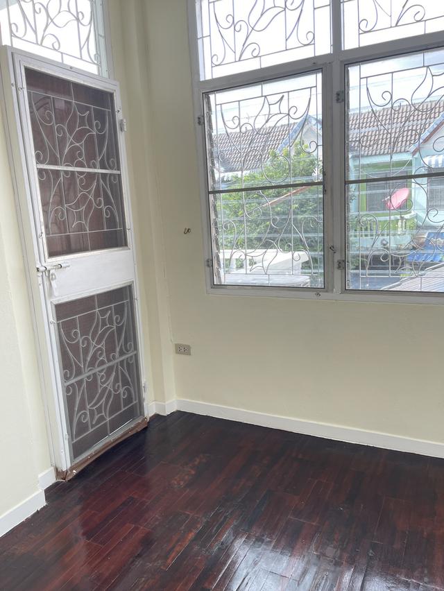 ขายด่วนมาก ทาวเฮ้าส์ 3 นอน 2 น้ำ 26.5 ตรว. หลังริม เจ้าของขายเอง รีโนเวทเรียบร้อยพร้อมเข้าอยู่ 17