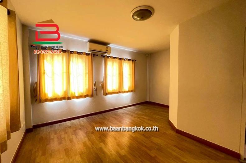 ทาวน์โฮม หมู่บ้าน เมอริทเพลส (ลาดพร้าว 87 แยก 10) เนื้อที่ 18.8 ตรว. ใกล้CDC เลียบด่วน ถนนลาดพร้าว แขวงวังทองหลาง เขตวังทองหลาง 7