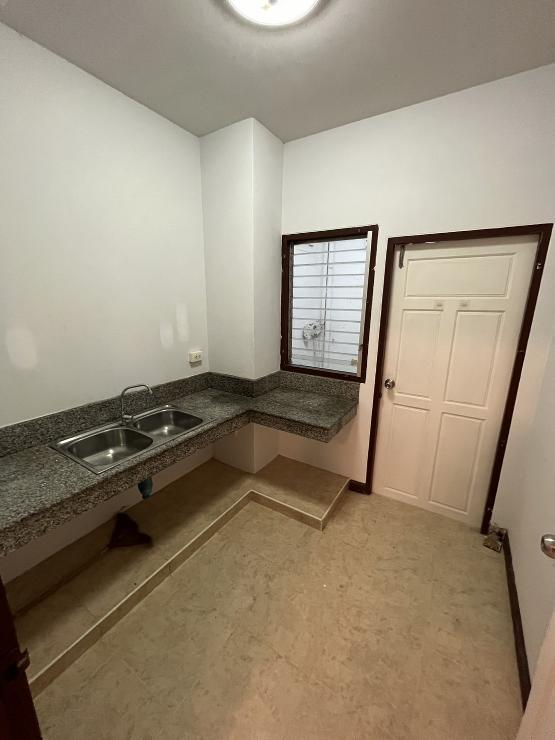 ขายบ้านทาวเฮ้าส์ห้องมุม อยู่หัวหินซอย 6 ใกล้ถนนเพชรเกษม 11