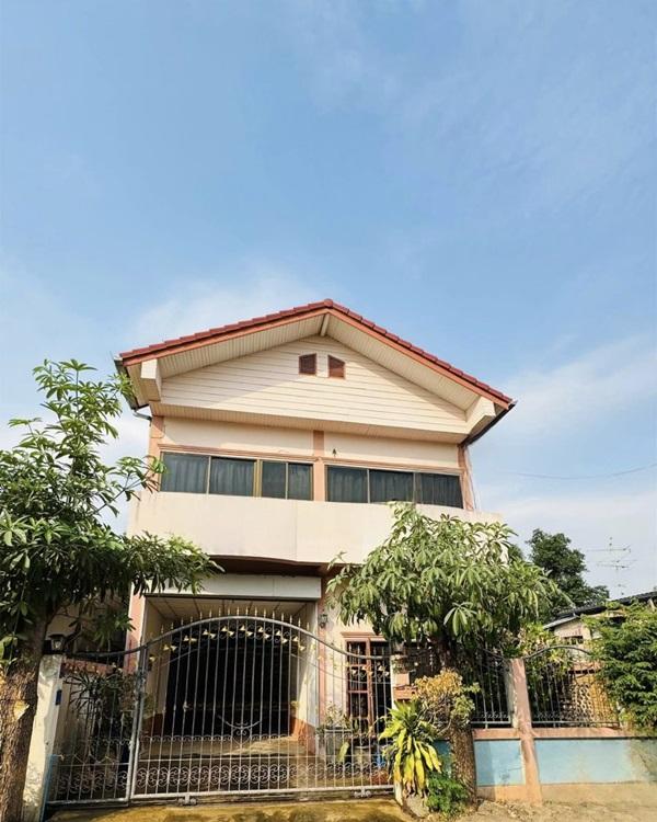ขายบ้านพร้อมที่ดิน ในตัวเมืองพิษณุโลก 2 ชั้น มีดาดฟ้า เนื้อที่ 42 ตร.ว. แถมฟรีเฟอร์นิเจอร์ พร้อมเข้าอยู่ โทร 081-9629980 1