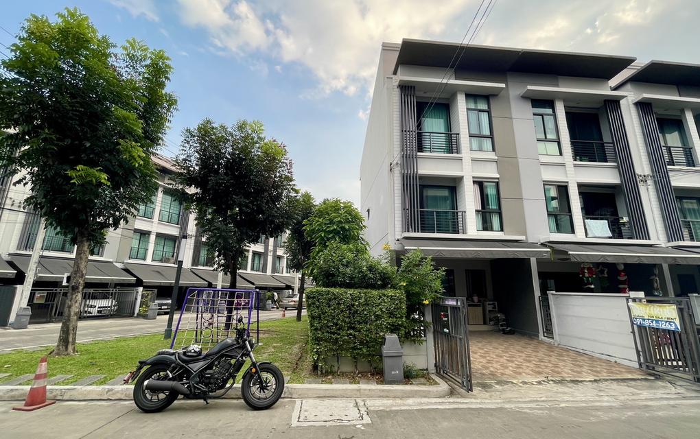 ทาว์นโฮมหลังริม ทำเลดีมากๆ ติดสนามหญ้าด้านข้างและด้านหลัง โครงการบ้านกลางเมือง งามวงศ์วาน 2