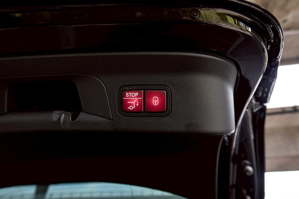 Benz GLC250 4MATIC Coupe AMG Dynamic 4WD SUV ปี 2018 สีดำ มือเดียวป้ายแดง 19