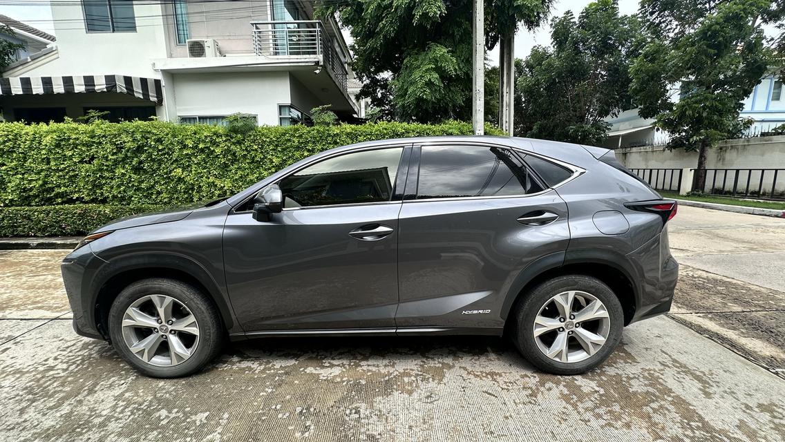 ขายรถ Lexus NX300H Grand Luxury สีเทา ราคา 700,000