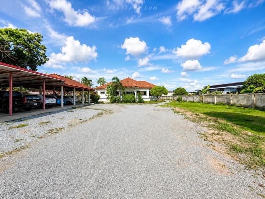 Urgent Sale — Detached House with Large Land in Huai Yai, PattayaDetached house with large land plot for urgent sale in Huai Yai. 5