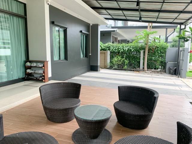 ให้เช่าบ้านเดี่ยว 2 ชั้น หมู่บ้านเศรษฐสิริ ถนนศรีนครินทร์ร่มเกล้า  พร้อมอุปกรณ์เฟอร์นิเจอร์เข้าอยู่ได้ทันที ที่จอดรถภายในบ้าน 2 คัน 1