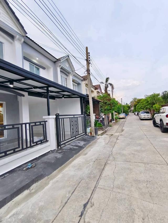 หมู่บ้านบุศรินทร์ ถนนบ้านกล้วย-ไทรน้อยทาวน์เฮาส์ 2 ชั้น ตกแต่งใหม่ พร้อมเฟอร์ หน้าบ้านไม่ชนใคร ในโครงการ L&H ทำเลซอยบ้านกล้วย ใกล้รถไฟฟ้า 18