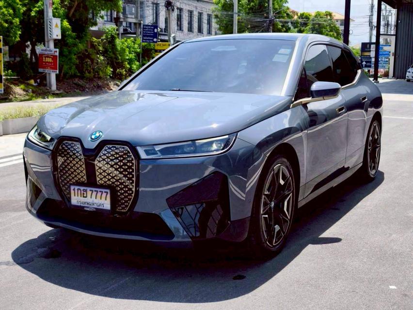 รหัสรถ KPV7777 2023 BMW iX xDrive50  M Sport สีเทา Storm Bay