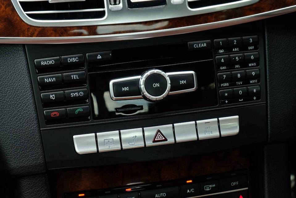 Mercedes Benz (W212) E300 Bluetec Hybrid Facelift 2014 รถโครตหรู ขายโครตถูก รถมือเดียวใช้น้อย ประวัติครบ รูปที่ 14