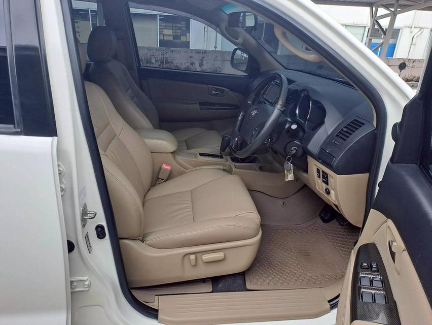 Toyota Fortuner 3.0 V รุ่น TRD Sportivo 4WD รุ่นท็อป ปี2011 สีขาว 8