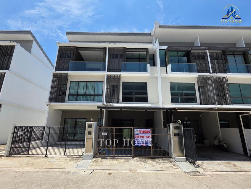 ขายด่วน  ทาวนฺโฮม 3 ชั้น  HI - END Style Modern หมู่บ้าน LANDMARK เอกมัย-รามอินทรา 8