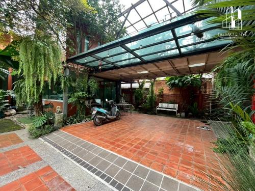 ขายด่วน ที่ดินพร้อมสิ่งปลูกสร้าง 3 หลัง พื้นที่กว้าง 170 ตร.ว. หมู่บ้านวาสนา ซอยหทัยราษฎร์ 11 มีนบุรี 6