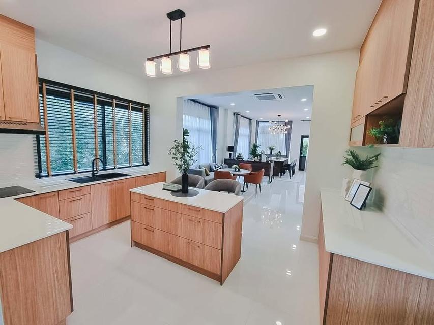 Luxury house for SALE, offering a private atmosphere and coming fully furnished. Located in the Perfect Masterpiece Sukhumvit 77 project. 16