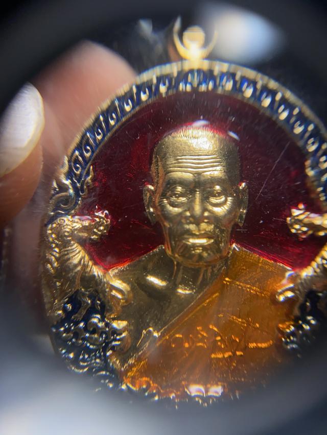  หลวงพ่อพัฒน์ เหรียญ ราชาพยัคฆ์ เนื้อทองสัตตะพื้นแดง ขอบนำ้เงิน ลงยาจีวร No126527 สนใจทักแชท 150 รวมส่ง กล่องครบ รับประกันพระแท้ โทรเบอร์0909940449