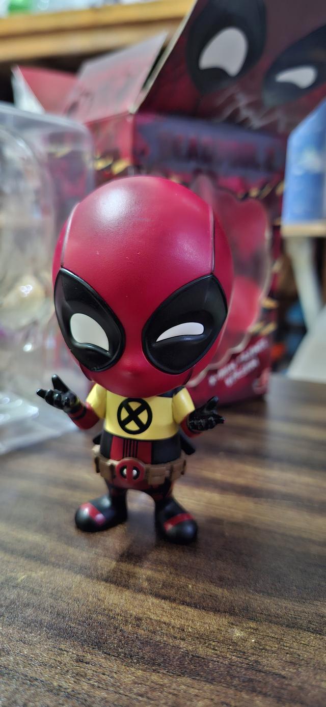 ฟิกเกอร์ในภาพคือ Hot Toys Cosbaby Deadpool (X-Men Trainee Version) จากภาพยนตร์ Deadpool 2 (รหัสสินค้า COSB508) ครับ