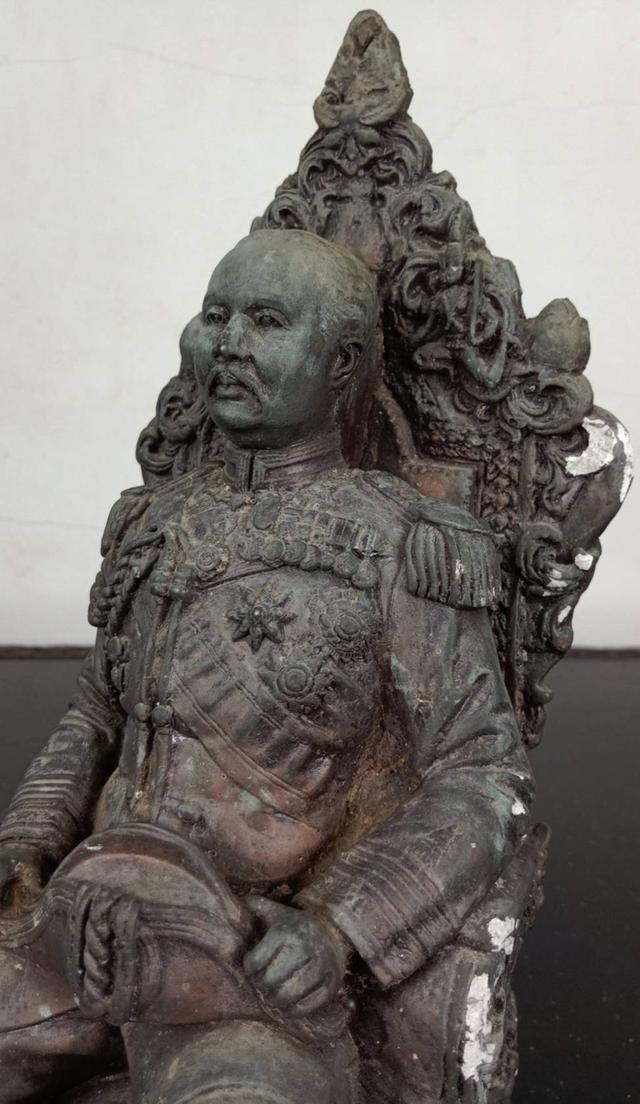 581.พระบรมรูปหล่อในหลวงรัชกาลที่ 5 พระบาทสมเด็จพระปรมินทรมหาจุฬาลงกรณ์ พระจุลจอมเกล้าเจ้าอยู่หัว ทรงประทับนั่งบัลลังก์ รูปที่ 10