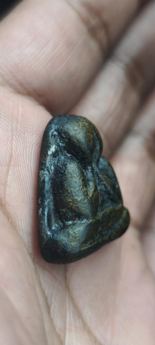 พระปิดตาเนื้อผงคลุกรัก หลวงพ่อแก้ว วัดเครือวัลย์ 3