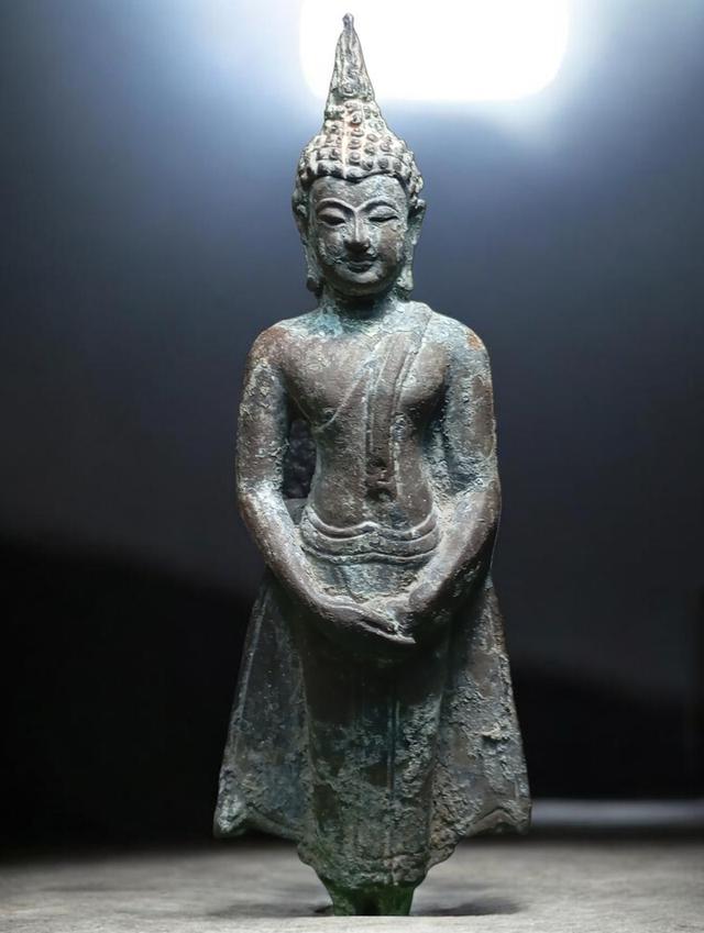 เปิดพระพิมพ์ถวายเนตรศิลปะสุโขทัยเกศเปลวเพลิงเม็ดพระศกก้นหอย เนื้อสัมฤทธิ์เก่าฐานเดิมหัก