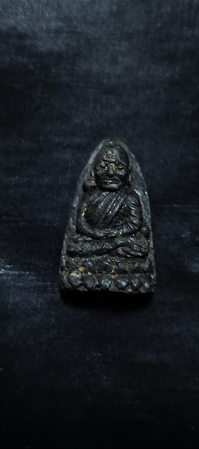 หลวงพ่อทวด วัดช้างให้ ปี 2524 เนื้อว่าน พิมพ์ใหญ่ เนื้อจัด สวยเดิม มีบอล2ลูก.ที่หูด้านซ้ายและหัวเข่าด้านขวา