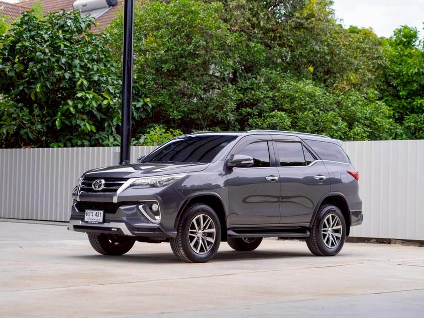 Toyota Fortuner 2.4V 2WD  ปี จด 2017